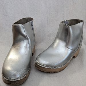 Kids Swedish Clog Bootie. Size 1, Silver